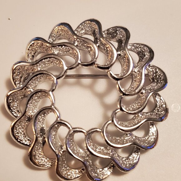 6 Pins or Brooches, items # A -1210-1215. wt. 142 grams . - Picture 7 of 14